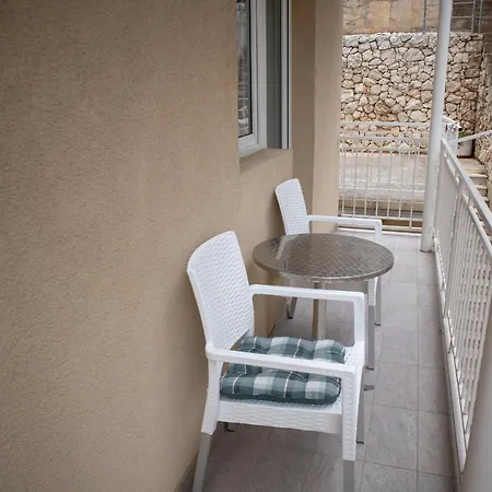 Apartment Viollet Omis